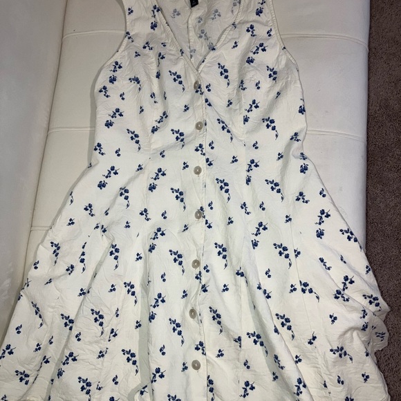 Universal Thread Dresses & Skirts - Universal Thread White and Blue Floral Top